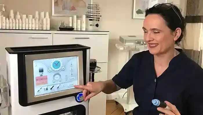 Kosmetikstudio mit Stephanie Kuhlmann bei einer Gesichtsbehandlung